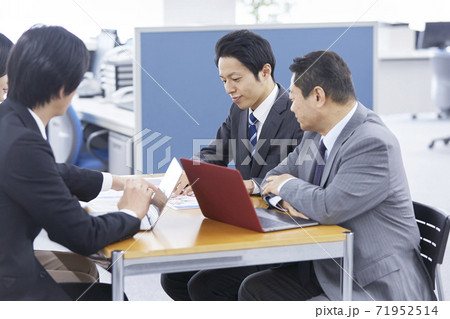 ビジネス　ミーティング 71952514