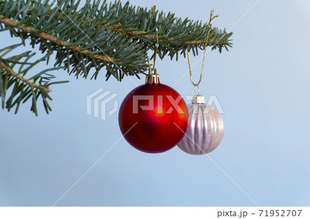 クリスマスツリーの吊り下げられたクリスマスボール の写真素材