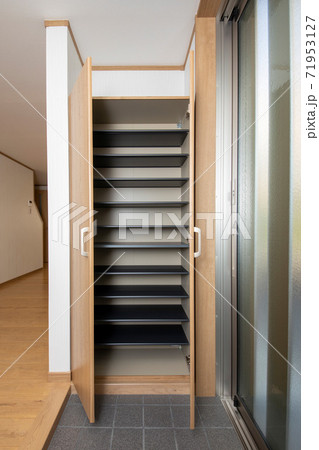 リフォームしたマイホームの玄関シューズラック 71953127