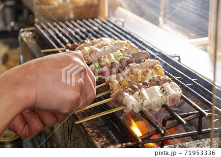 焼鳥を焼くシーン 71953336