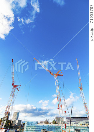 建設現場・タワークレーン車の景色の写真素材 [71953707] - PIXTA
