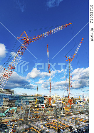 建設現場 タワークレーン車の景色の写真素材