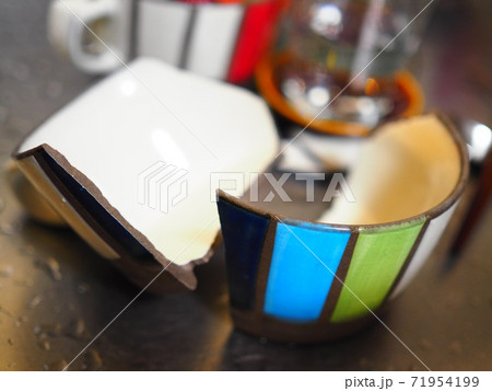 割れた食器 イメージ 割れた食器 イメージ 71954199