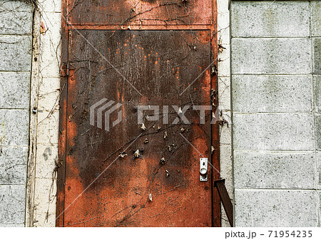 錆びた鉄の扉と壁面 錆びた鉄の扉と壁面 71954235