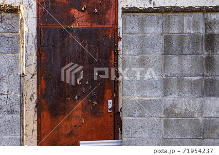 錆びた鉄の扉と壁面 71954237