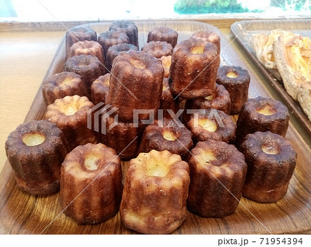 フランス・ボルドー原産の洋菓子カヌレ フランス・ボルドー原産の洋菓子カヌレ 71954394