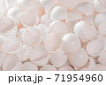 大量な鶏の卵の殻 71954960