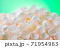 大量な鶏の卵の殻 71954963