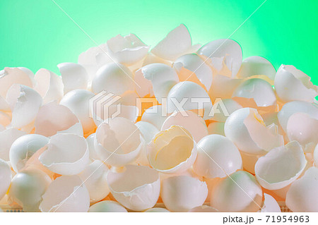 大量な鶏の卵の殻 71954963