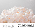 大量な鶏の卵の殻 71954968