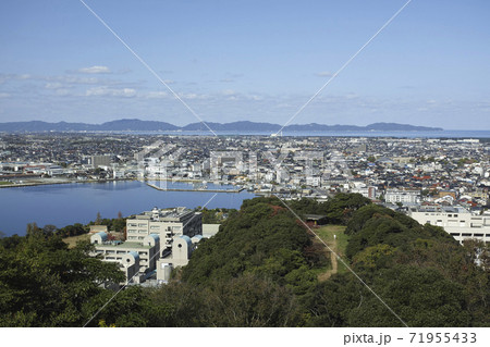 鳥取県の米子城跡から見た島根半島と米子市街地 71955433