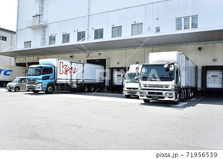 物流倉庫と貨物トラック 物流倉庫と貨物トラック 71956539
