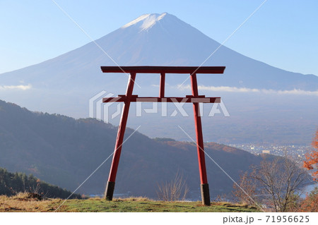 富士山と天空の鳥居 71956625