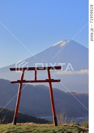 富士山と天空の鳥居 71956628