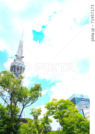 名古屋市、新緑と名古屋テレビ塔の風景 名古屋市、新緑と名古屋テレビ塔の風景 71957173