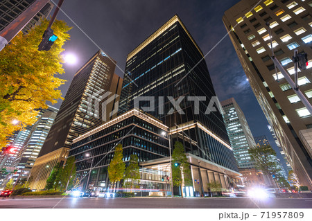 日本の東京都市景観　再開発で姿を現した銀行会館（全国銀行協会）などを望む 71957809