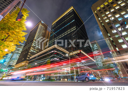 日本の東京都市景観　再開発で姿を現した銀行会館（全国銀行協会）などを望む 71957823