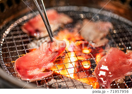 炭火で焼く美味しそうな肉の写真素材