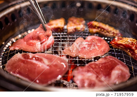 炭火で焼く美味しそうな肉 炭火で焼く美味しそうな肉 71957959