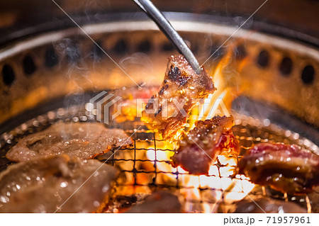 炭火で焼く美味しそうな肉 71957961