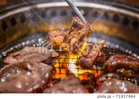 炭火で焼く美味しそうな肉 71957964