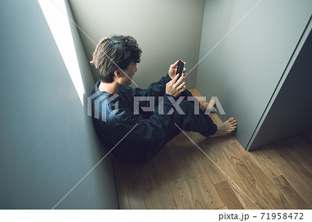 男性ポートレート 71958472