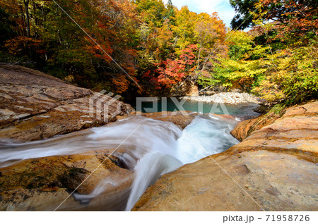 絶景赤滝の紅葉　秋田県 71958726