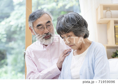 介護イメージ　老老介護　認知症　うつ病 71959096