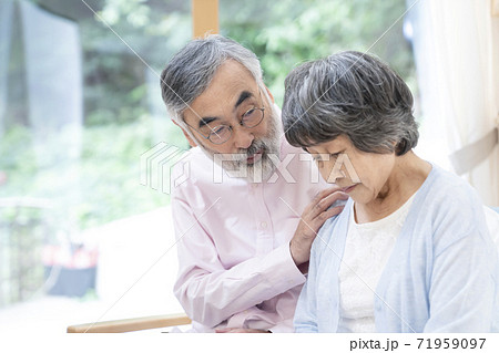 介護イメージ　老老介護　認知症　うつ病 71959097