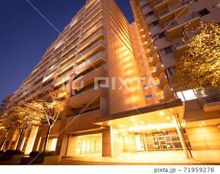 夕暮れの大型マンション 71959276