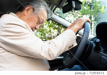 シニアドライバー　居眠り 71959371