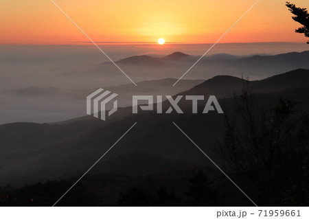 筑波山、風返し峠より石岡方面の雲海と日の出 71959661
