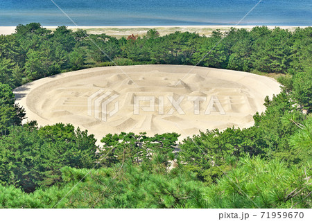【銭形砂絵】 香川県観音寺市有明町 【銭形砂絵】 香川県観音寺市有明町 71959670