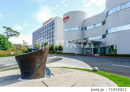 並び建つヤマハ発動機本社とコミュニケーションプラザ 71959822