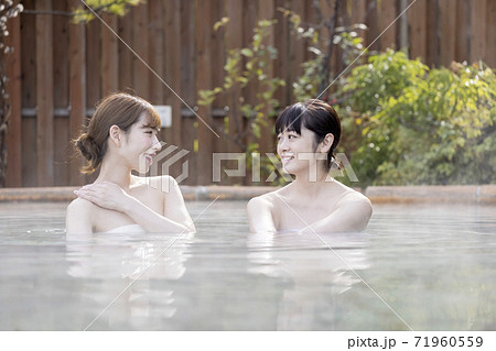のんびり露天風呂に入る2人の若い女性 71960559