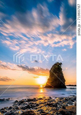 秋谷海岸　立石　夕焼け 71960787