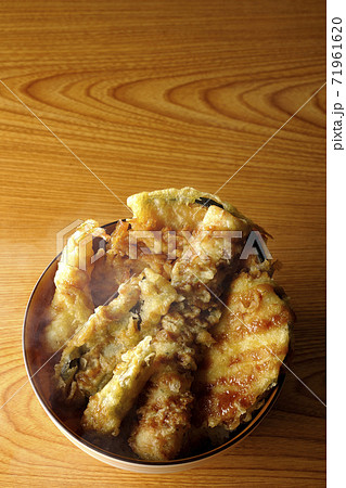 海老やかぼちゃやサツマイモなどたくさんの具材が乗った熱々の天丼を俯瞰撮影 71961620