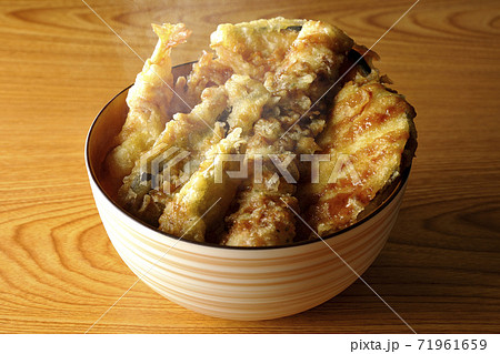 海老やかぼちゃやサツマイモなどたくさんの具材が乗った熱々天丼 71961659