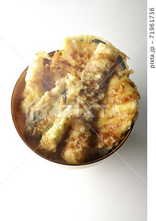 海老やかぼちゃやサツマイモなどたくさんの具材が乗った熱々の天丼を白背景で撮影（俯瞰） 71961736