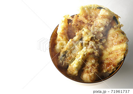 海老やかぼちゃやサツマイモなどたくさんの具材が乗った熱々の天丼を白背景で撮影（俯瞰） 71961737