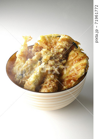 海老やかぼちゃやサツマイモなどたくさんの具材が乗った熱々の天丼を白背景で撮影 海老やかぼちゃやサツマイモなどたくさんの具材が乗った熱々の天丼を白背景で撮影 71961772
