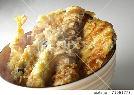 海老やかぼちゃやサツマイモなどたくさんの具材が乗った熱々の天丼を白背景で撮影 71961773