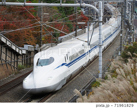 新幹線N700S J5編成と紅葉 大津市石山付近にて 新幹線N700S J5編成と紅葉 大津市石山付近にて 71961829