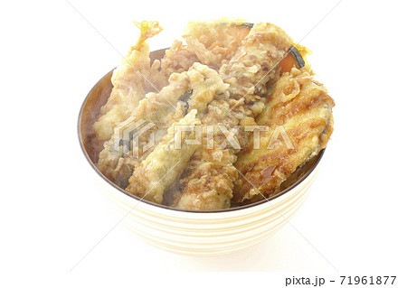 海老やかぼちゃやサツマイモなどたくさんの具材が乗った天丼を熱々の白背景で撮影 71961877