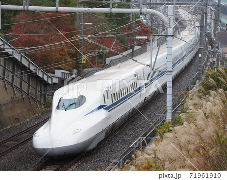 新幹線N700S　J1編成と紅葉　大津市石山付近にて 71961910
