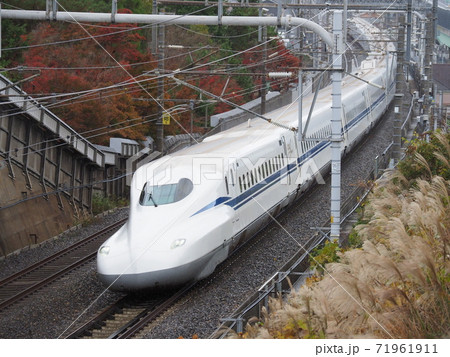 新幹線N700S　J1編成と紅葉　大津市石山付近にて 71961911