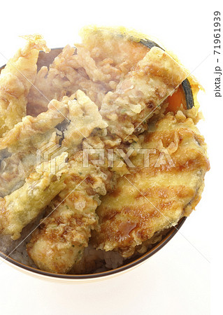 海老やかぼちゃやサツマイモなどたくさんの具材が乗った熱々天丼を白背景で撮影（俯瞰） 71961939