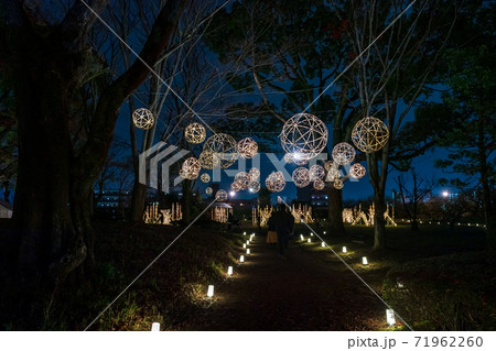 秋の夜に紅葉の旧細川刑部邸のライトアップの夜 秋の夜に紅葉の旧細川刑部邸のライトアップの夜 71962260