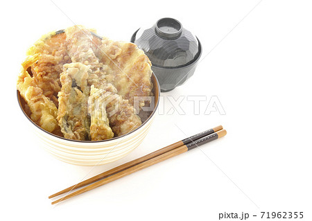 海老やかぼちゃやサツマイモなどたくさんの具材が乗った熱々天丼とお味噌汁のセット(白背景) 海老やかぼちゃやサツマイモなどたくさんの具材が乗った熱々天丼とお味噌汁のセット(白背景) 71962355