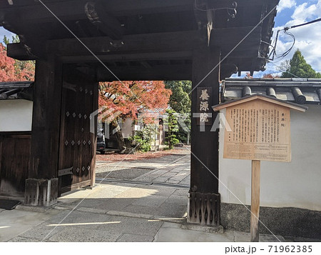 京都洛東・養源院は紅葉と俵屋宗達の杉戸絵と血天井が有名 71962385